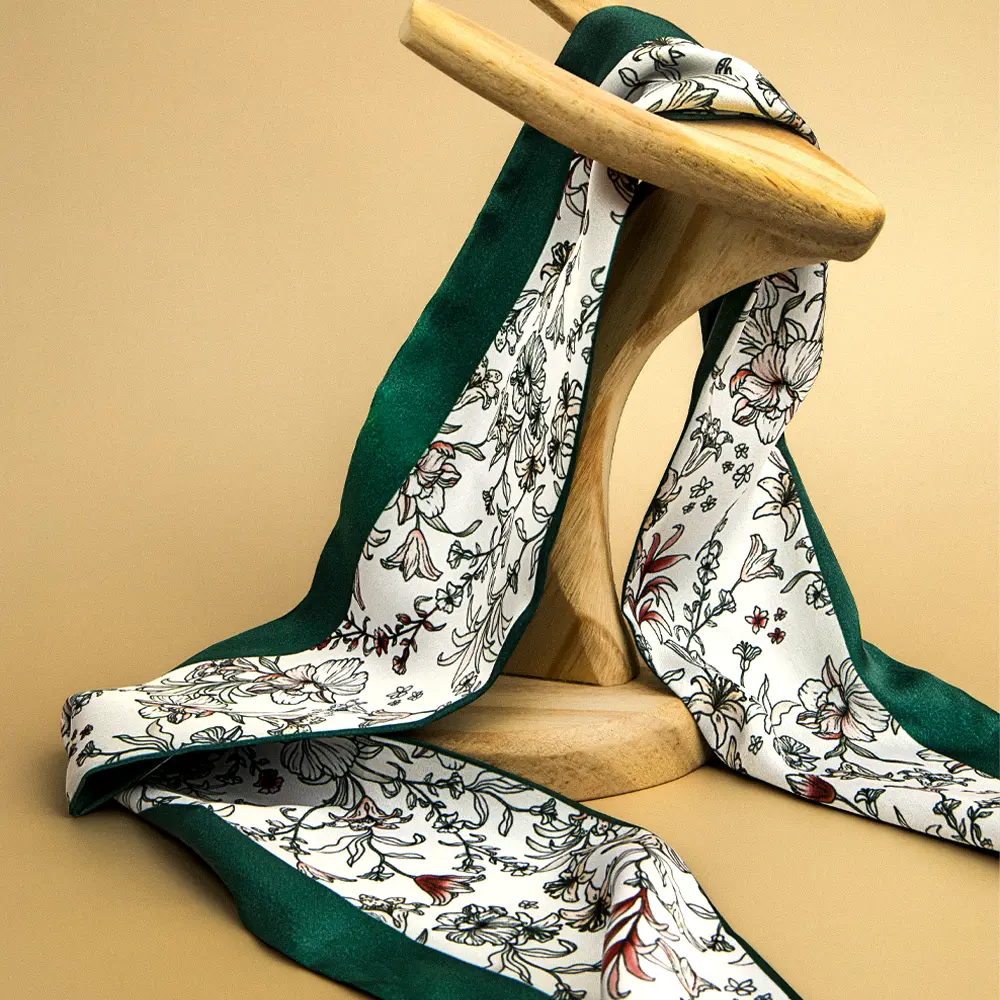 Lenço Twilly Floral Verde em Toque de Seda - Imagem 2
