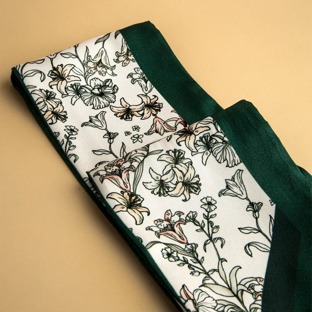 Lenço Twilly Floral Verde em Toque de Seda - Imagem 3